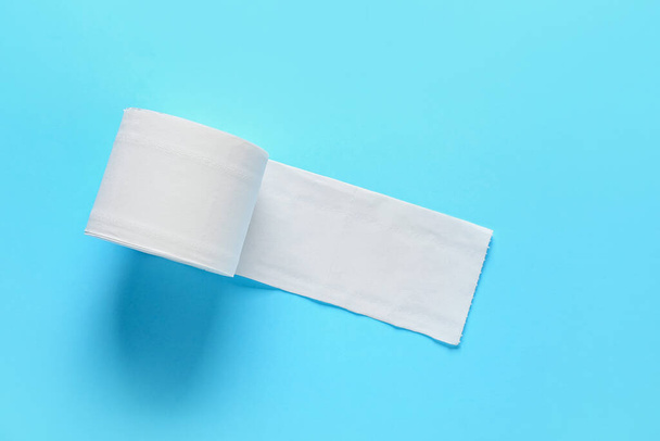 Rolle Toilettenpapier auf farbigem Hintergrund - Foto, Bild