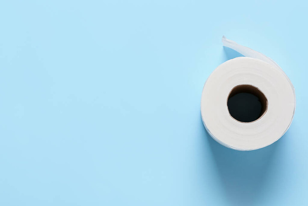 Roll of toilet paper on color background - Foto, imagen