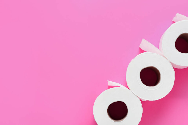 Rolls of toilet paper on color background - Valokuva, kuva