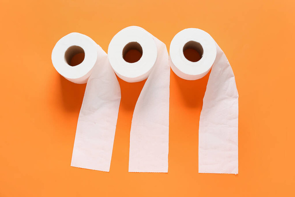 Rolls of toilet paper on color background - 写真・画像