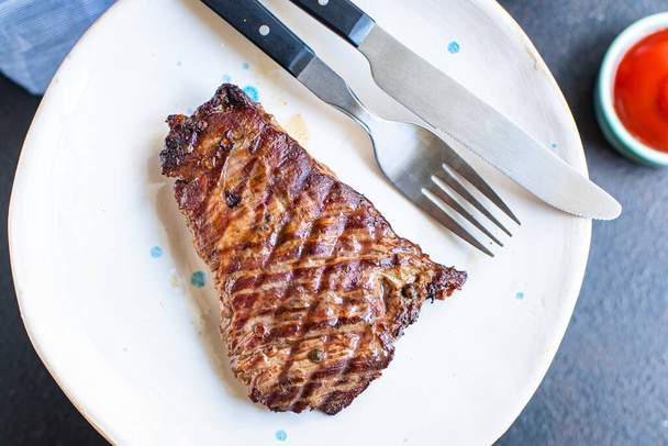 steak de bœuf viande juteuse barbecue grillé B-B-Q sur la table, repas santé collation copier espace nourriture arrière-plan rustique vue dessus  - Photo, image