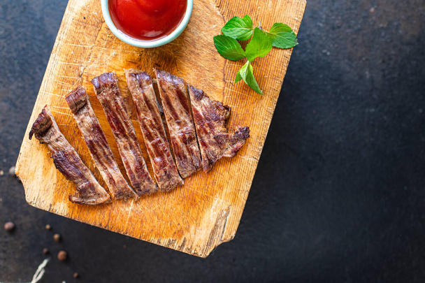 steak de bœuf viande juteuse barbecue grillé B-B-Q sur la table, repas santé collation copier espace nourriture arrière-plan rustique vue dessus  - Photo, image