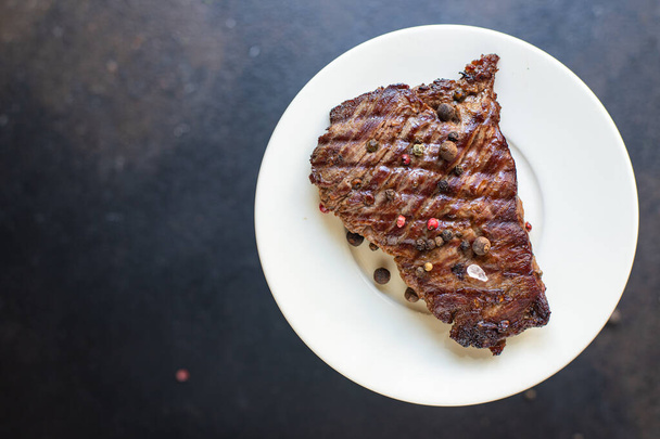 hovězí steak šťavnaté maso grilované grilování B-B-Q na stole, zdravé jídlo snack kopie prostor jídlo pozadí rustikální horní pohled  - Fotografie, Obrázek