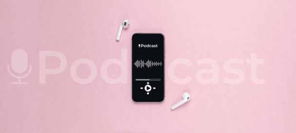 Podcast muziek. Mobiel smartphone scherm met podcast applicatie, geluidskoptelefoon. Audio stem met radio microfoon op roze achtergrond. Uitzending mediamuziek banner met kopieerruimte - Foto, afbeelding