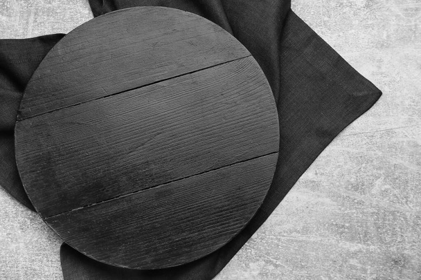 Tafelkleed en houten dienblad op grunge ondergrond - Foto, afbeelding