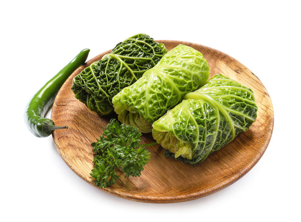 Тарелка с фаршированными листьями капусты и перцем чили на белом фоне - Фото, изображение