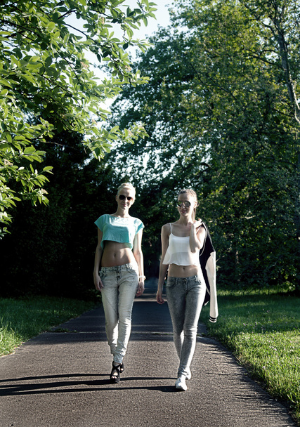 Deux jeunes filles posant en plein air
 - Photo, image