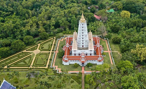 Wat Yannasang Wararam templo, Bodh Gaya Chedi, Bodhagaya Stupa réplica, em wat Yan, em Pattaya, província de Chonburi, Tailândia. - Foto, Imagem