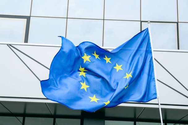 Wuivende vlag van de Europese Unie buiten - Foto, afbeelding