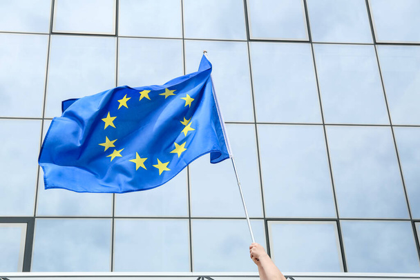 Euroopan unionin lipun heiluttaminen ulkona - Valokuva, kuva