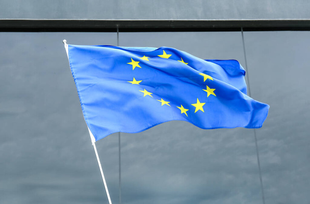 Размахивание флагом Европейского Союза на открытом воздухе - Фото, изображение