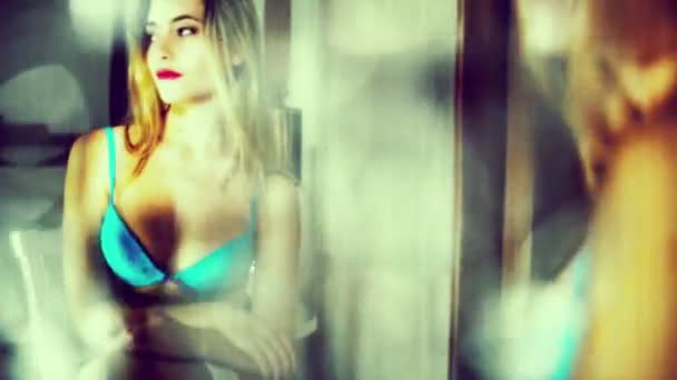 Сексуальна жінка в дзеркалі білизни
 - Кадри, відео