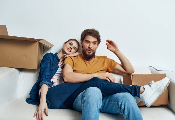 caixas de casal casados com coisas movendo estilo de vida housewarming - Foto, Imagem