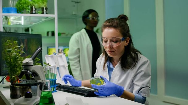 Científico químico que toma solución de ADN del tubo de ensayo con micropipeta - Foto, Imagen