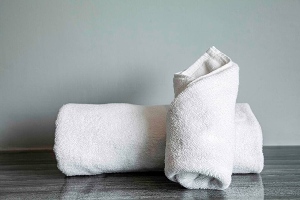 Close - up Καθαρή λευκή πετσέτα φορές στο δωμάτιο του ξενοδοχείου - Φωτογραφία, εικόνα
