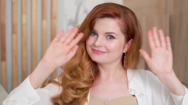 Vrolijke zakenvrouw zwaaiende handen en knipogen - Video
