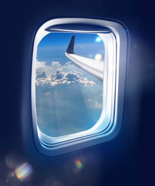 Новый рассвет полета, яркий вид из окна реактивного самолета высоко в голубом небе - Фото, изображение