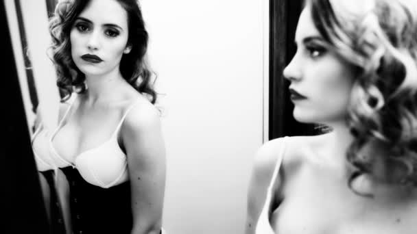 Sexy kobieta w lustrze bielizna - Materiał filmowy, wideo
