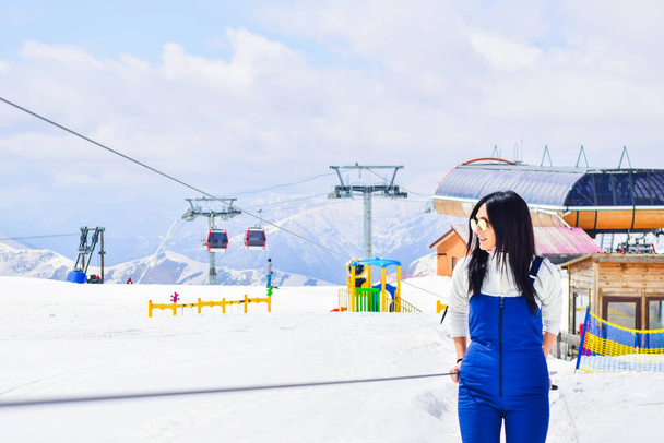 Portrait de skieuses caucasiennes sur un télésiège apprenant à skier en station d'hiver. Vacances de ski en Gudauri concept. - Photo, image