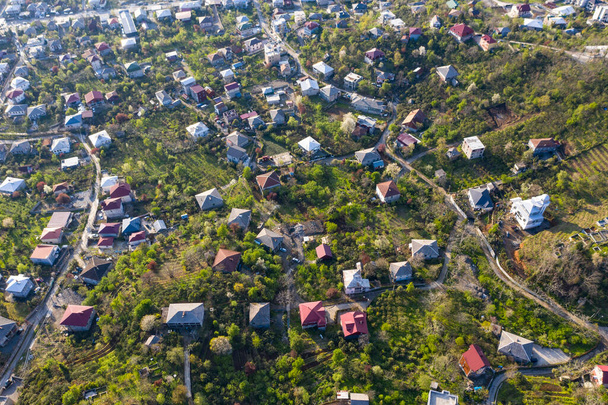 Drohnenblick auf das Dorf am Fuße des Berges - Foto, Bild