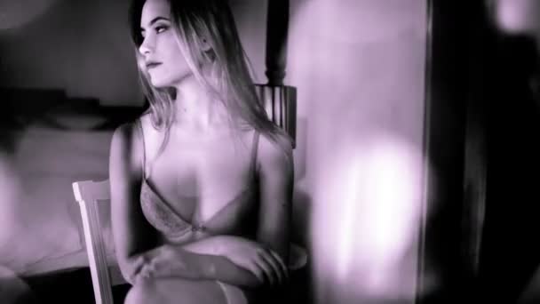 szexi nő a fehérnemű tükör - Felvétel, videó