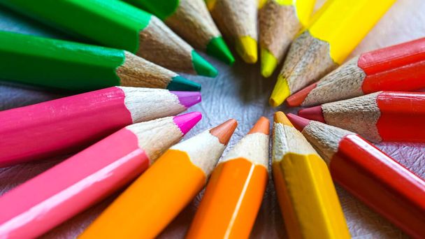 Lápices de colores, fondo abstracto pastel. Artista dibujando creatividad estacionaria para los estudiantes en la escuela. Conjunto de objetos macro de dibujo colorido. Conjunto de arte, patrones de amarillo, verde, rojo, naranja en grupo - Foto, imagen