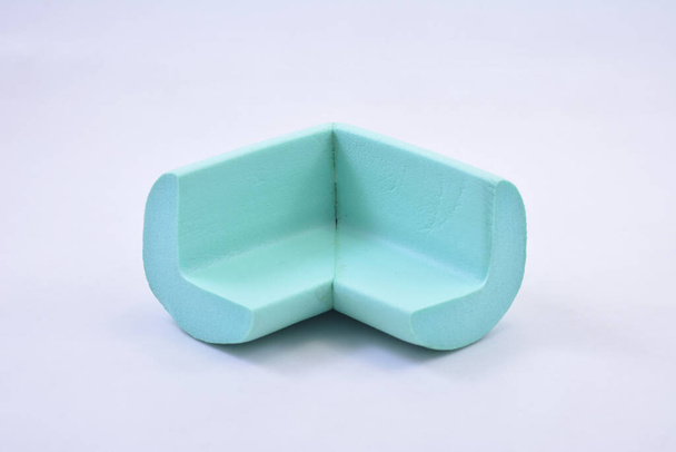 L-förmige Eckschaum-Stoßstange für scharfe Kanten von Möbeln mintgrüne Farbe - Foto, Bild