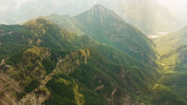 Scenic paradisiac landschap uitzicht op de Albanese Alpen bergen. Reizen, verkennen, vakantie concept - Foto, afbeelding