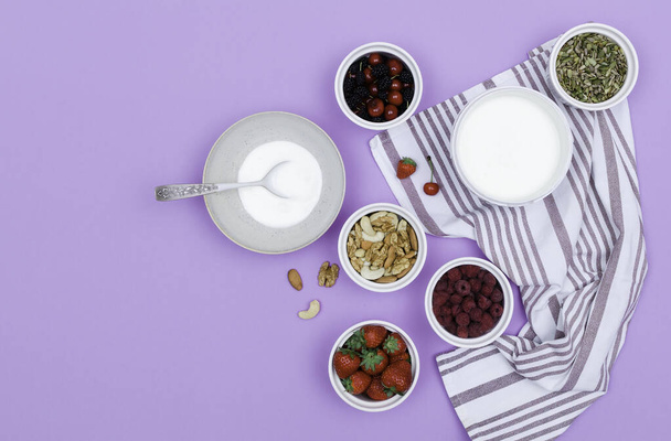 Processo de receita passo a passo de preparação de frutas de iogurte de verão e tigela vegetariana vegan berry. - Foto, Imagem