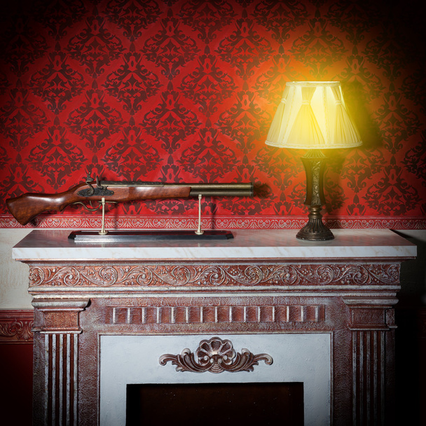 alte Lampe und eine Pistole im roten Vintage-Interieur - Foto, Bild