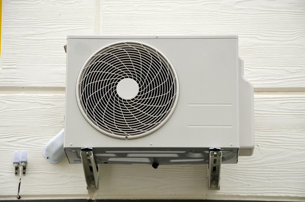 Ventilateur de compresseur d'air sur mur
  - Photo, image