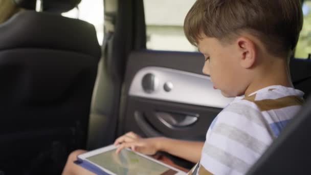 Видео мальчика с планшетом во время дорожного путешествия. Съемка с красной гелиевой камерой в 8K. - Кадры, видео