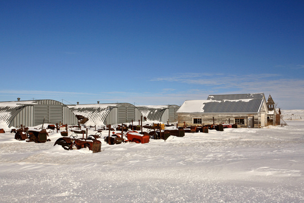 Maquinaria da fazenda velha no inverno Saskatchewan
 - Foto, Imagem