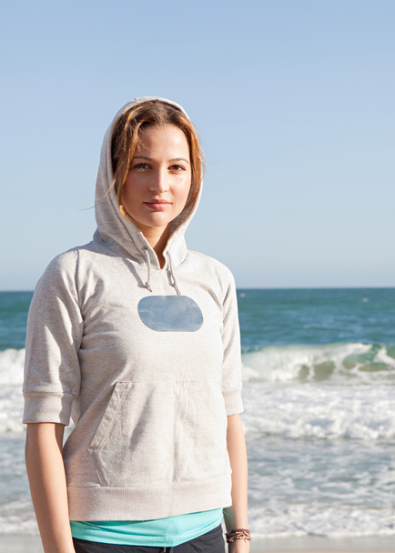 Frau steht an einem Strand - Foto, Bild