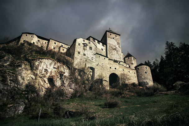 темный замок настроения, средневековое здание находится в песке в Тауферс (Италия)) - Фото, изображение