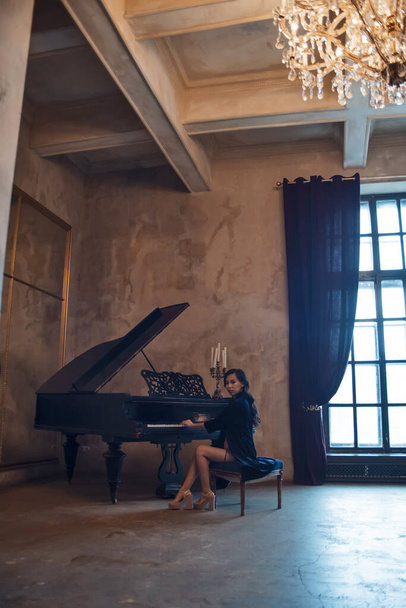 Giovane donna che suona il pianoforte a coda - Foto, immagini