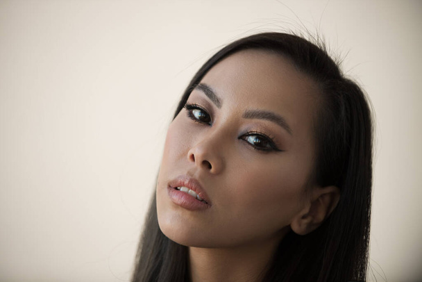 Lässiges Porträt einer jungen Asiatin mit Make-up - Foto, Bild