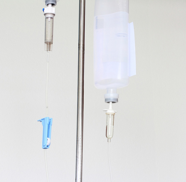 Infuusiopullo, jossa infuusioliuos valkoisella pohjalla
 - Valokuva, kuva