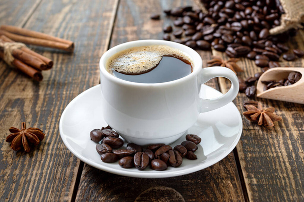木製のテーブルの上にコーヒーカップ。質の高いコーヒー豆から作るというコンセプト. - 写真・画像