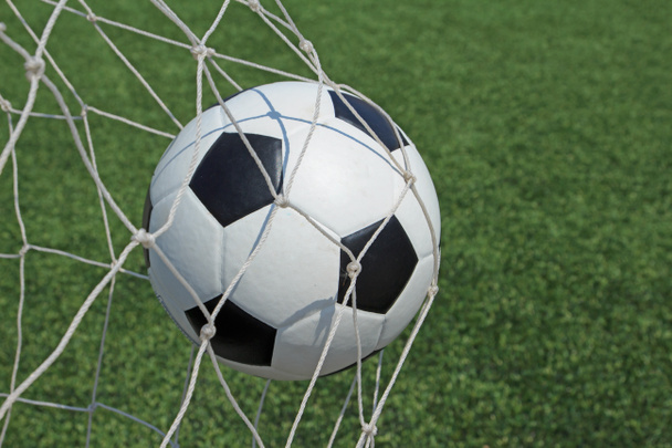 Bola de futebol em gol e campo de grama verde
 - Foto, Imagem