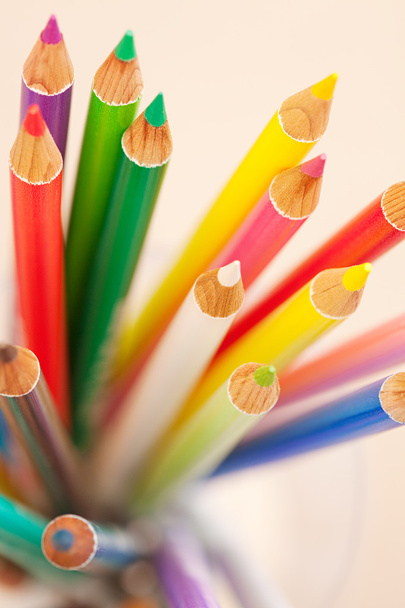 Куча разноцветных школьных карандашей
 - Фото, изображение