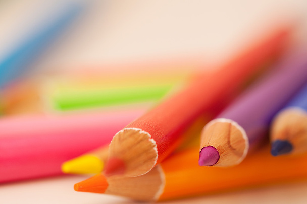 Manojo de coloridos lápices de arte de la escuela
 - Foto, imagen