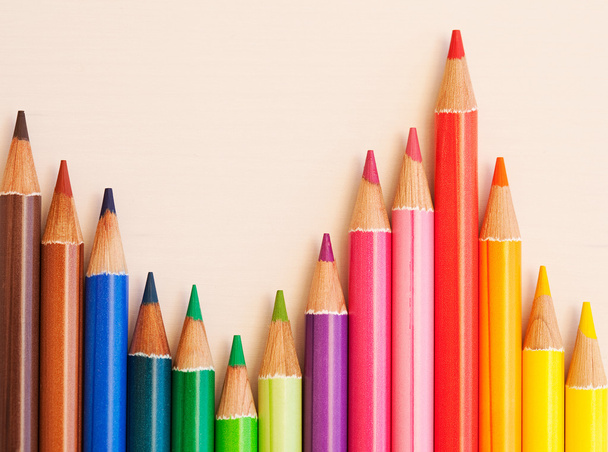 Bande de crayons d'art scolaire colorés
 - Photo, image