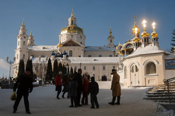 harangtorony és Nagyboldogasszony székesegyház a Szent Dormition Pochayiv Lavra, Pochayiv, Ukrajna. 2009. január. Kiváló minőségű fénykép - Fotó, kép