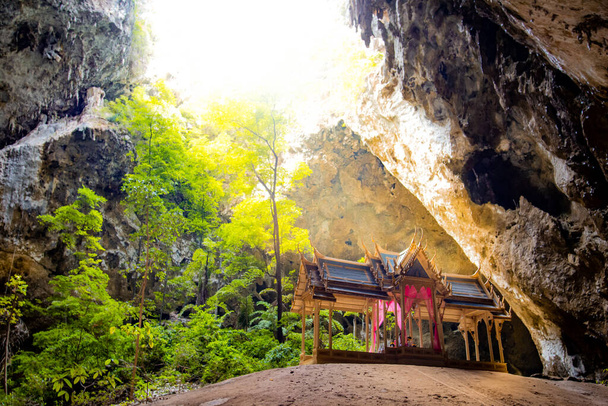 Phraya Nakhon Cave, Khua Kharuehat pavillion temple in Khao Sam Roi Yot National Park in Prachuap Khiri Khan, Thailand - Foto, Imagem