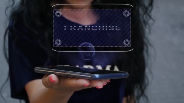 Mujer mostrando holograma HUD Franquicia - Metraje, vídeo