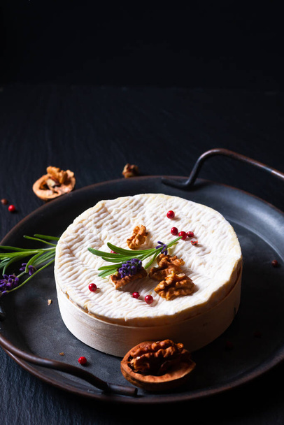 Food concept βιολογικό μαλακό κρεμώδες τυρί French Camembert σε μαύρο φόντο με αντιγραφικό χώρο - Φωτογραφία, εικόνα