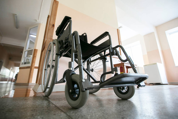 Інвалідне крісло на тлі порожнього госпітального коридору
. - Фото, зображення