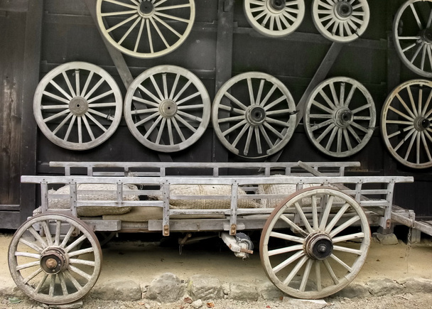 Vieux chariot en bois à la ferme avec roues en arrière-plan
 - Photo, image