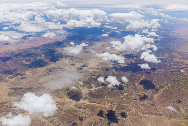 Сценічний пейзаж пустелі в горах Нью - Мексико з ясними пухнастими хмарами гірський хребет від літака в США. - Фото, зображення